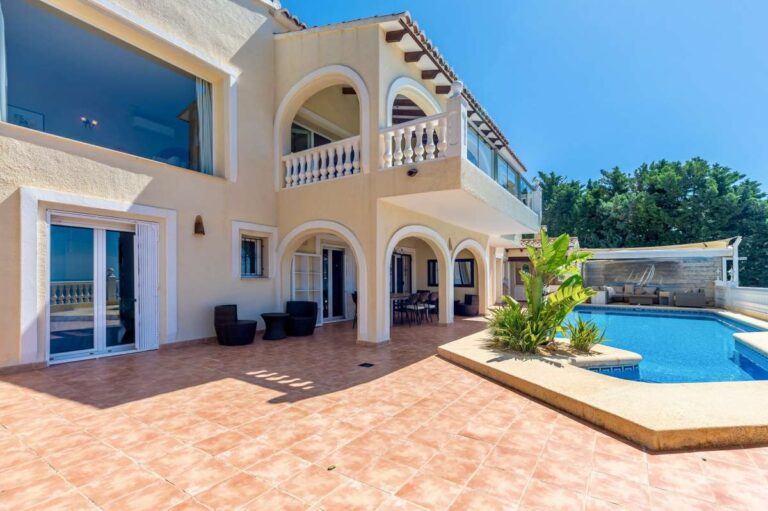 Exterior of an elegant Mediterranean villa in Altea Hills with arched terraces, private pool and panoramic Mediterranean Sea views
