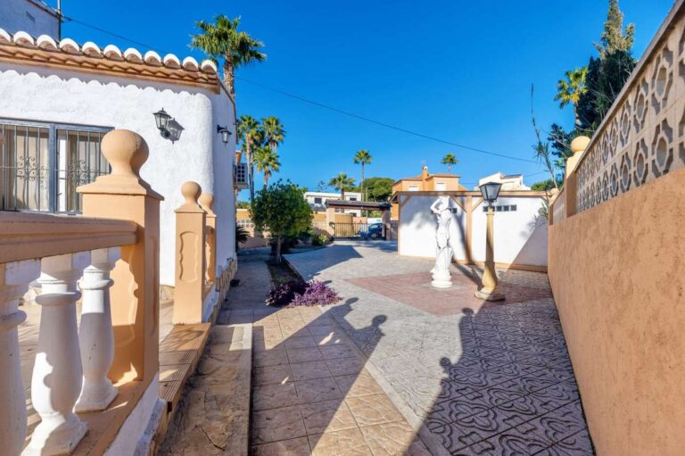 Exterior pathway beside a single-level villa in Calpe close to beaches, coves and local amenities.