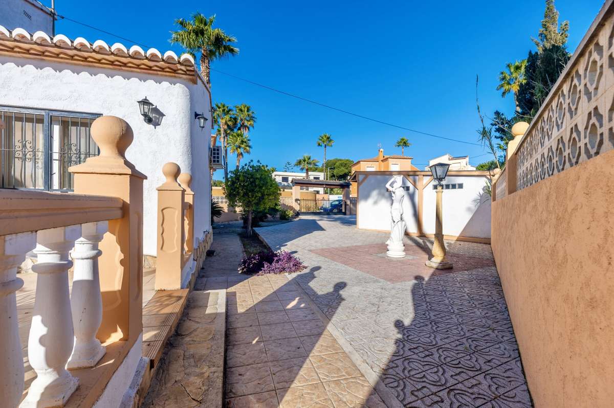 Exterior pathway beside a single-level villa in Calpe close to beaches, coves and local amenities.