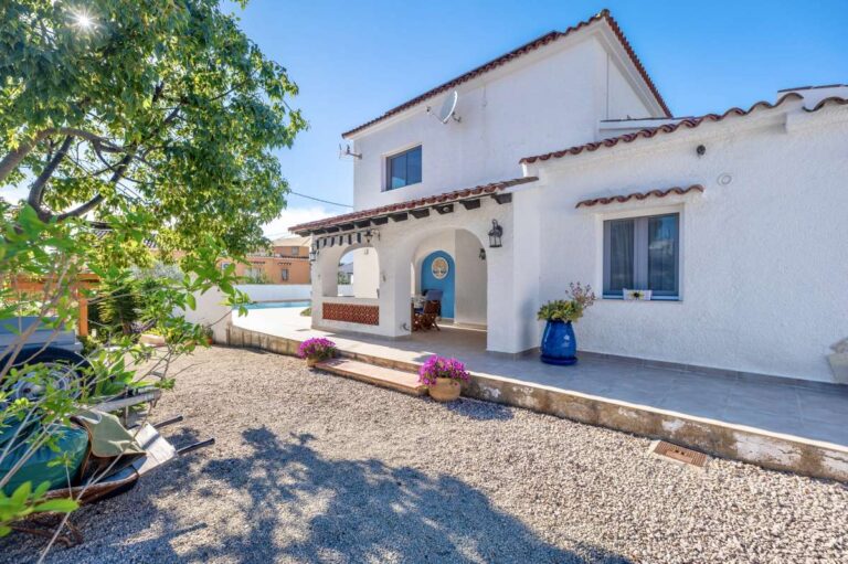Exterior view of a contemporary villa with garden area in a peaceful residential area of Calpe.