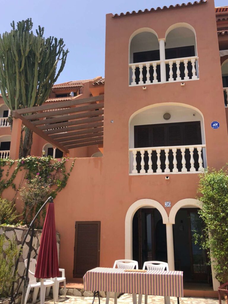 Exterior view of a frontline townhouse in Partida Manzanera, Calpe with balconies, terrace and Mediterranean-style architecture