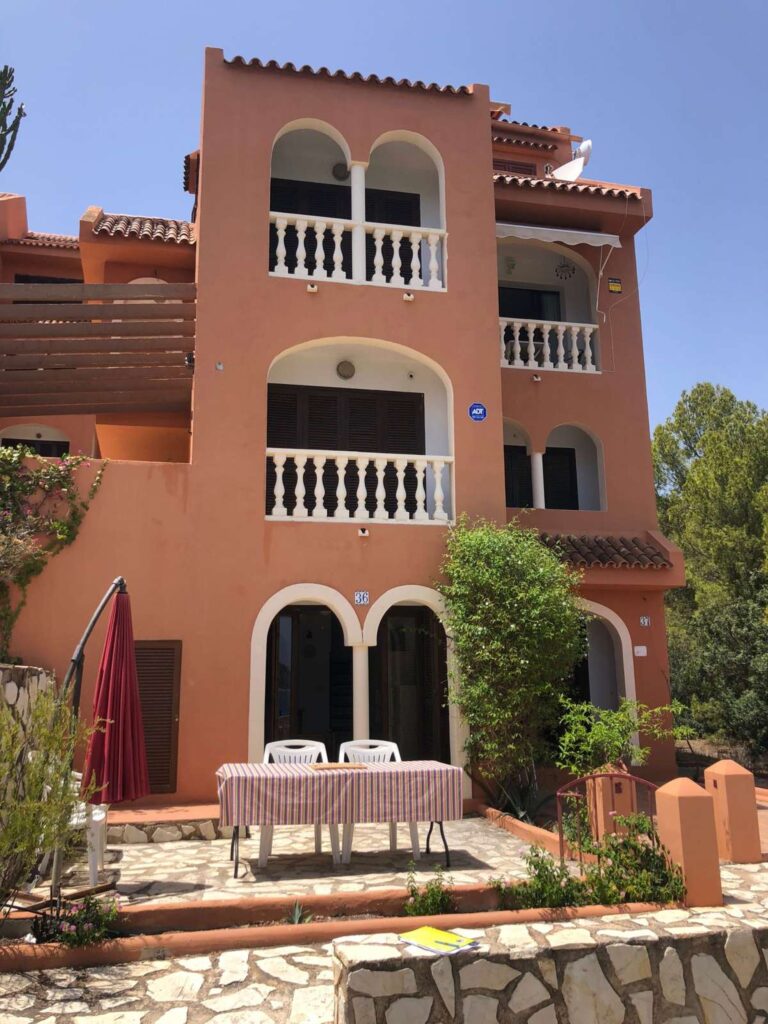 Exterior view of a frontline townhouse in Partida Manzanera, Calpe with private terrace, balconies and Mediterranean-style architecture