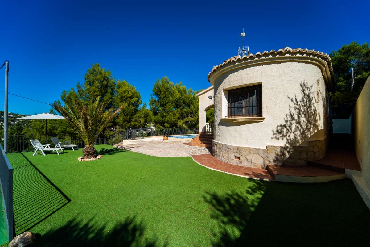 Exterior view of a Mediterranean villa with garden area and mountain surroundings in Cometa III, Calpe.