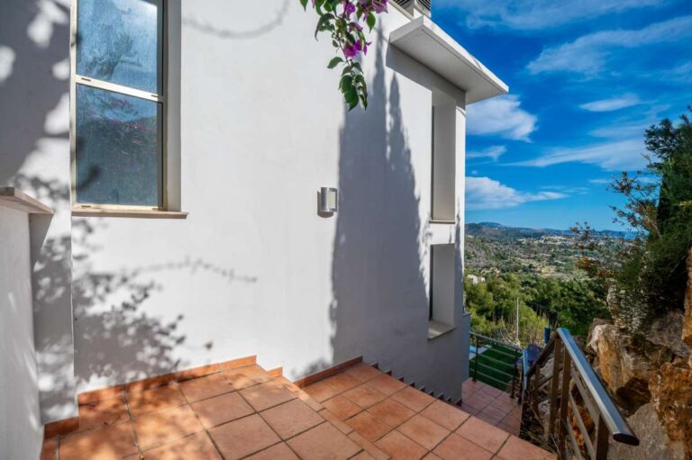 Exterior view of a modern spacious villa in Calpe with sea views and Mediterranean surroundings.