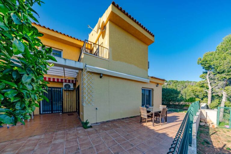 Exterior view of a semi-detached house in Calpe with private terrace, garden area and surrounding mountain scenery