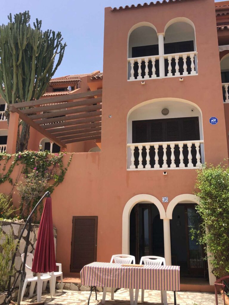 Exterior view of a townhouse in Partida Manzanera, Calpe with private terrace and Mediterranean-style architecture