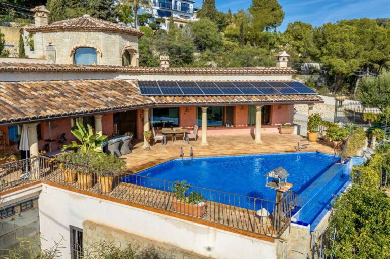 Finca-style villa in Benissa Costa with infinity swimming pool, solar panels, stone architecture, sea views and surrounding greenery