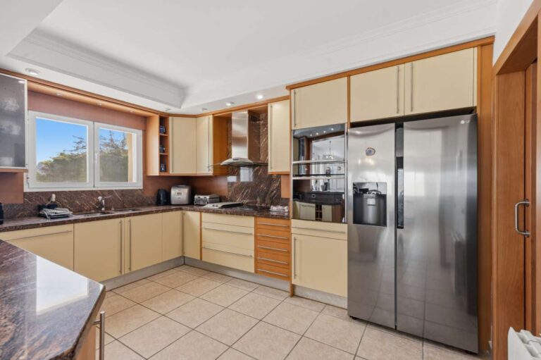 Fitted kitchen with appliances and natural light inside a villa in Calpe.