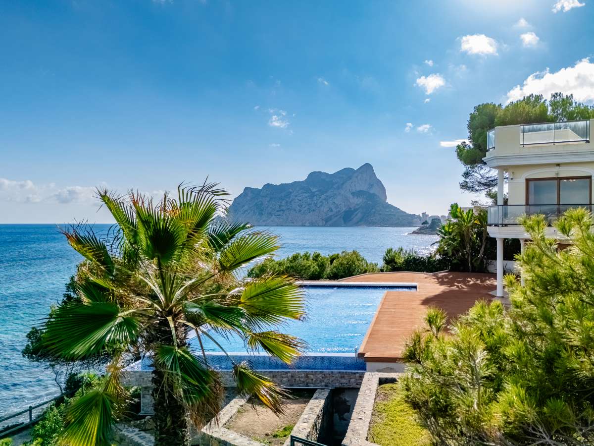 Frontline villa in Les Bassetes, Benissa Coast, with spectacular sea views towards the Peñón de Ifach.