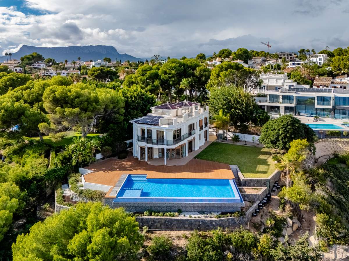 Frontline villa in Les Bassetes with private pool, large terrace and sea views on the Benissa Coast.