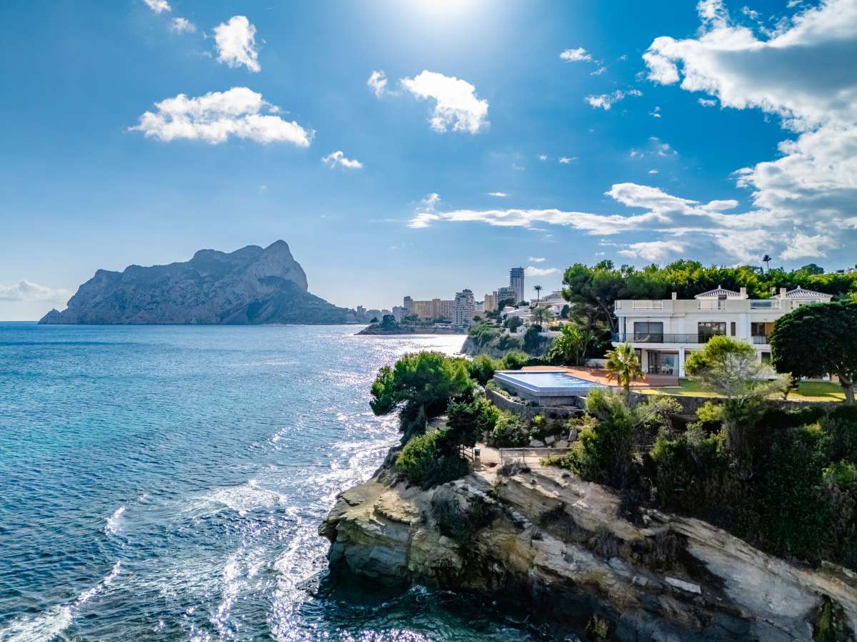 Frontline villa in Les Bassetes with spectacular sea views towards the Peñón de Ifach and Calpe coastline.