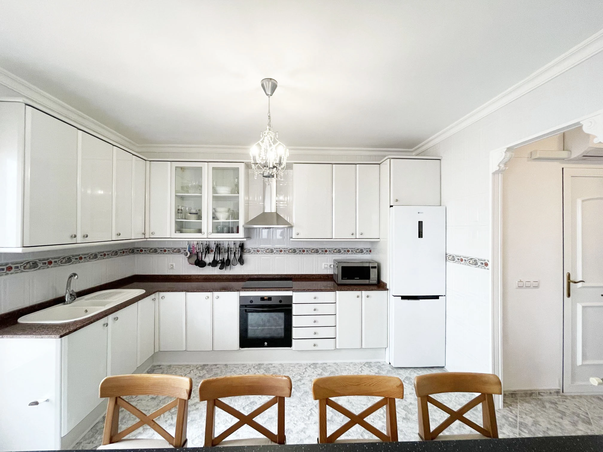 Fully equipped kitchen with dining counter at detached villa in Calpe