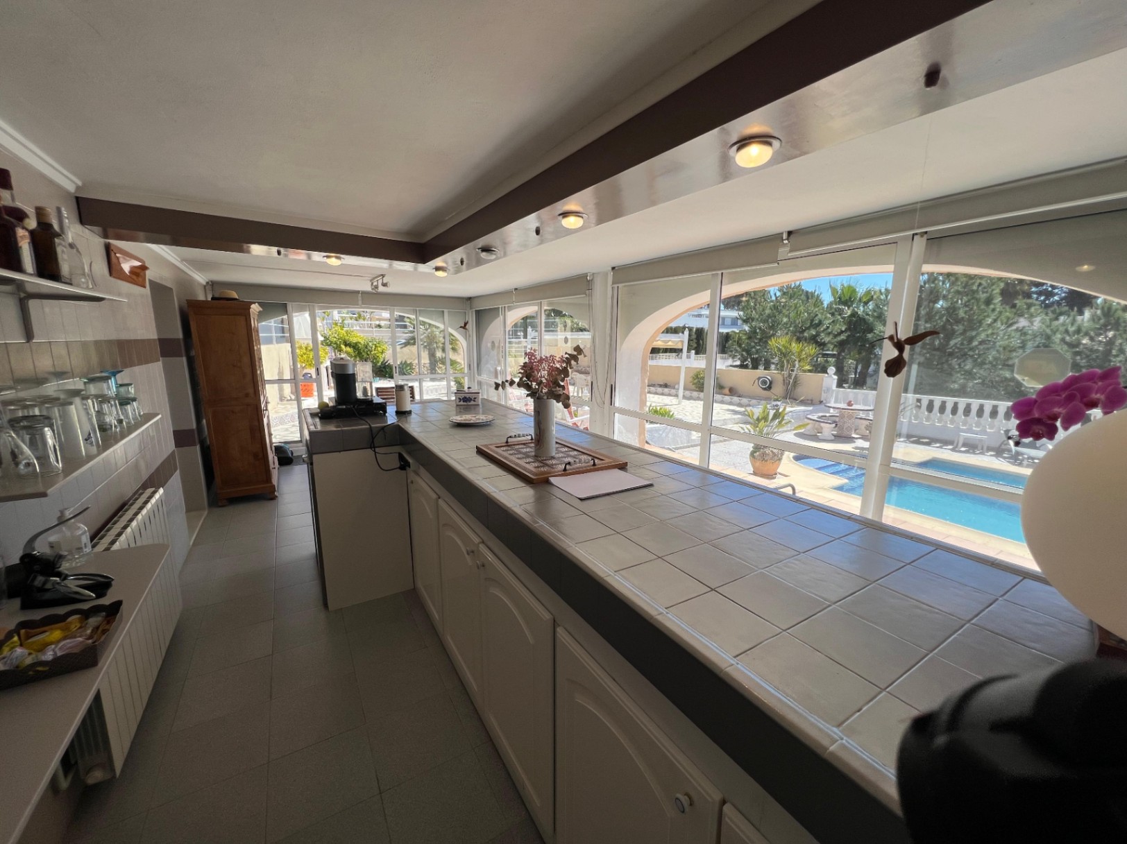Fully equipped kitchen with pool views at Mediterranean villa in Benissa