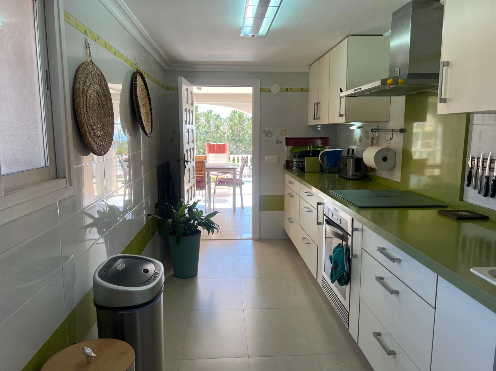 Fully equipped kitchen with terrace access at villa in Buena Vista Benissa