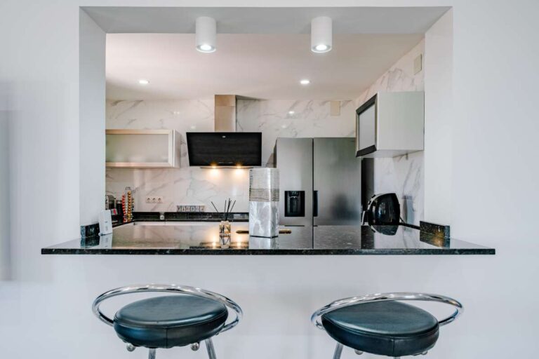 Fully equipped open-plan kitchen with breakfast bar inside a renovated Mediterranean villa in La Cometa, Calpe.