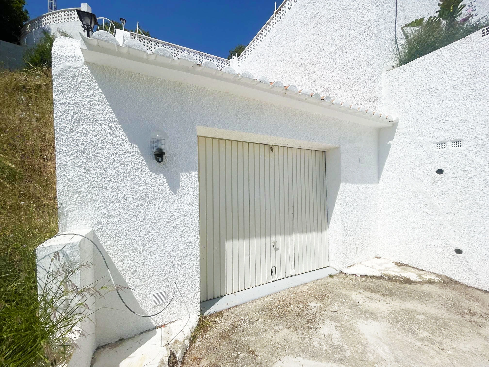 Garage door and driveway at Oltamar villa in Calpe