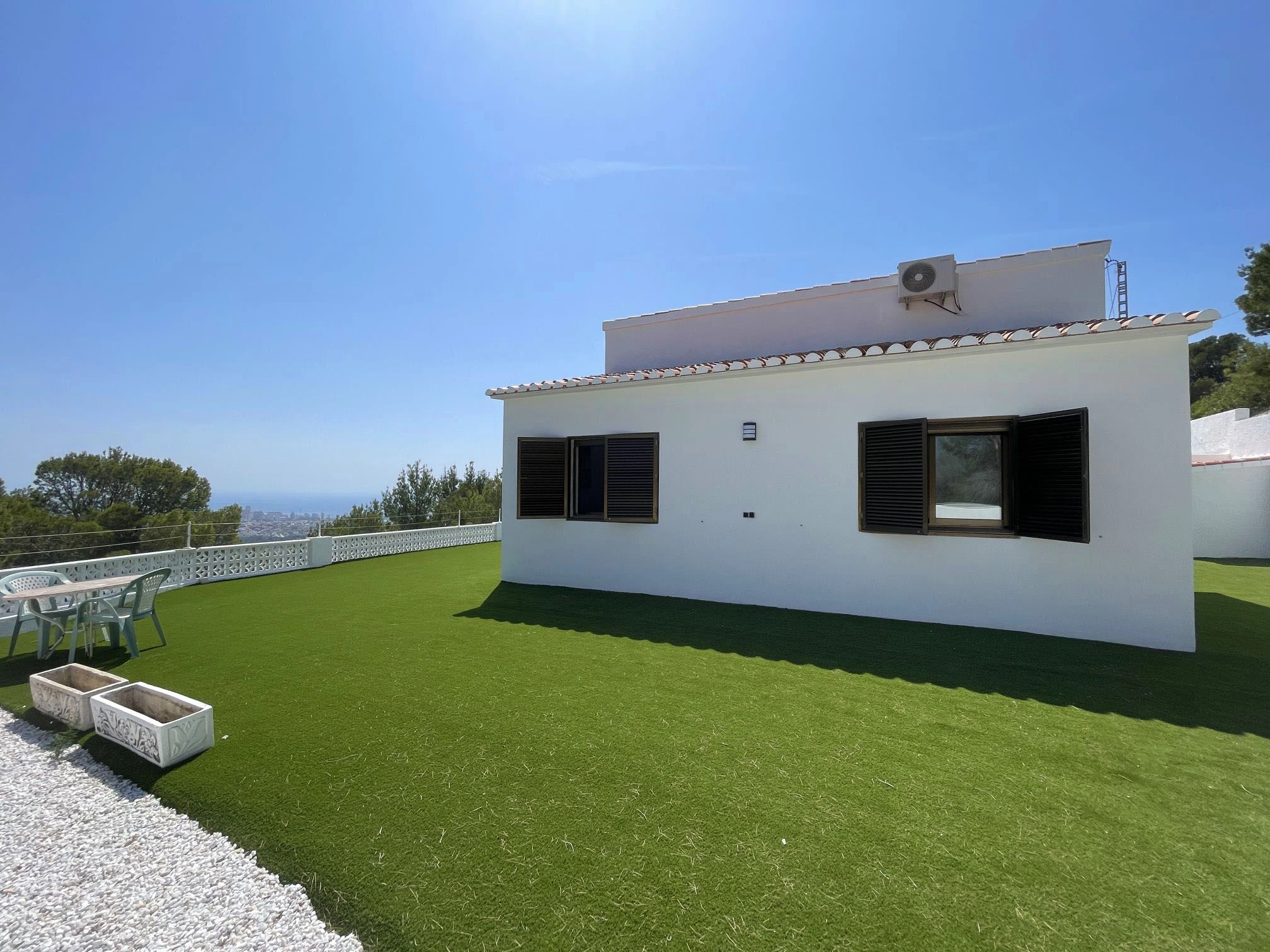 Garden area and villa exterior with sea views in Oltamar, Calpe