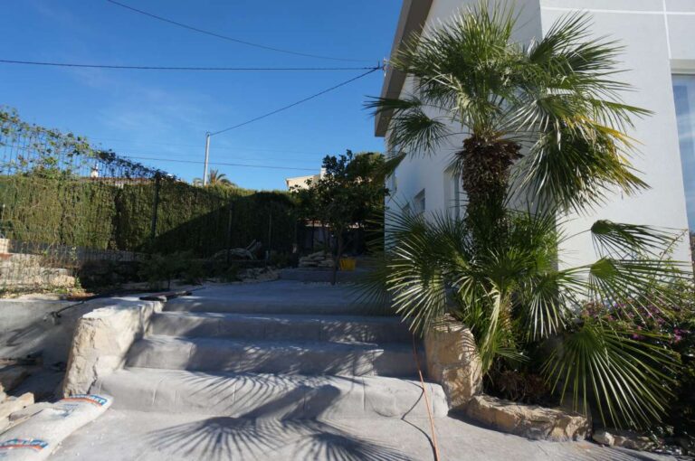 Garden area at a modern villa near Les Bassetes in Calpe with palm tree, outdoor space and Mediterranean surroundings