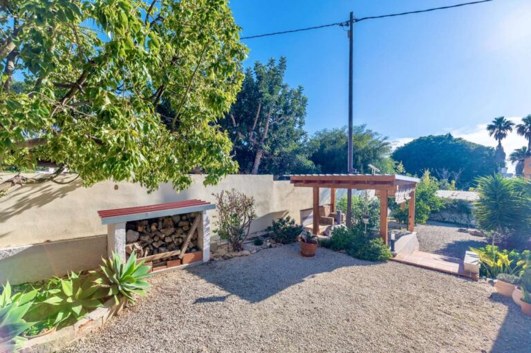 Garden area with BBQ space and Mediterranean planting at a contemporary villa in Calpe.