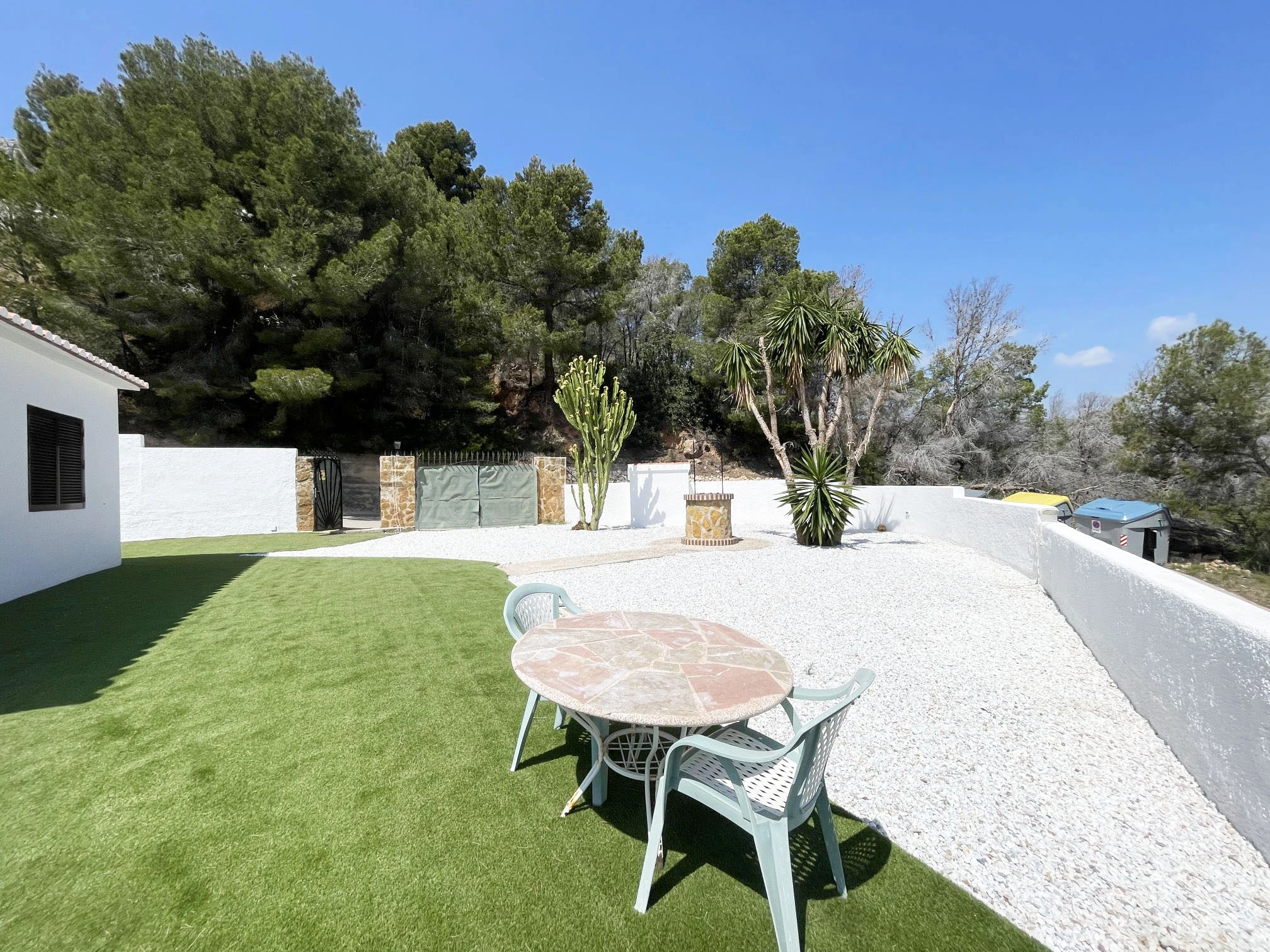 Garden seating area with sea views at villa in Oltamar, Calpe