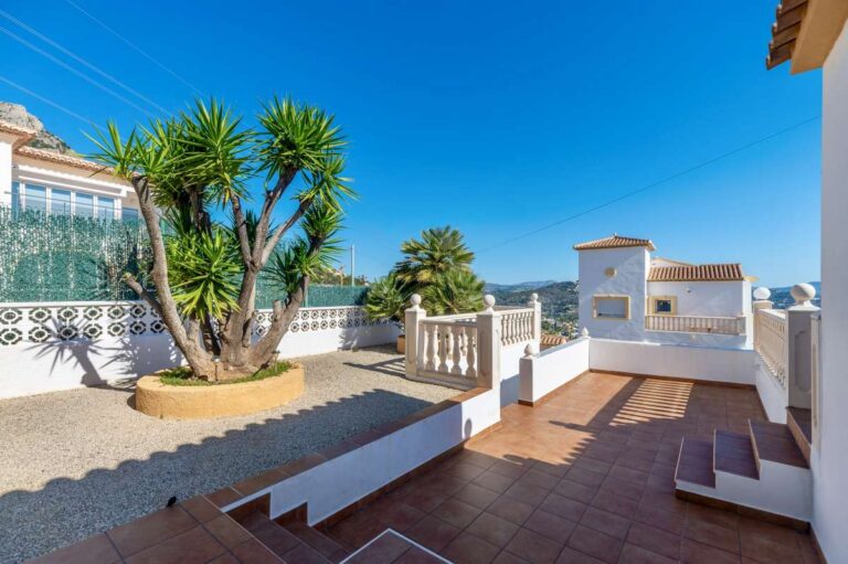 Garden terrace with palm trees and outdoor space at a villa in Calpe.