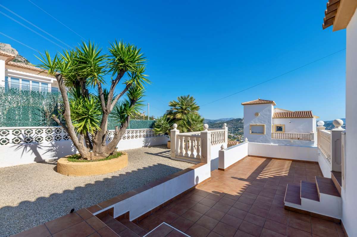 Garden terrace with palm trees and outdoor space at a villa in Calpe.