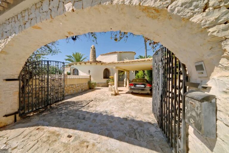 Gated entrance and driveway at a second line Mediterranean villa near Puerto Blanco in Calpe.