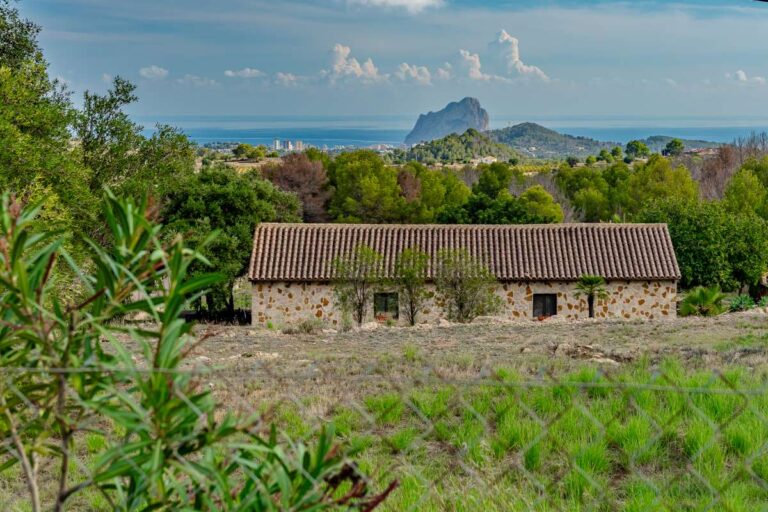 Historic finca in Benissa with views towards the Peñón de Ifach, countryside surroundings and traditional stone outbuilding