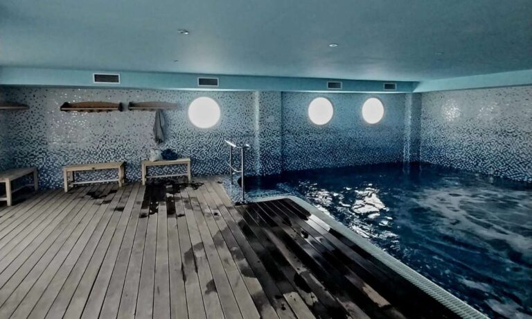 Indoor heated swimming pool and spa area in a beachfront apartment building in La Fossa, Calpe