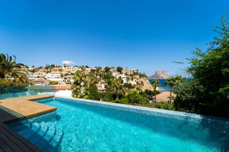 Infinity pool at a luxury villa in Calpe with panoramic sea views, coastal surroundings and views towards the Peñón de Ifach