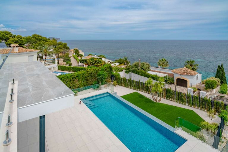 Infinity pool at a modern second-line sea villa in La Calalga, Calpe with Mediterranean Sea views and private garden area