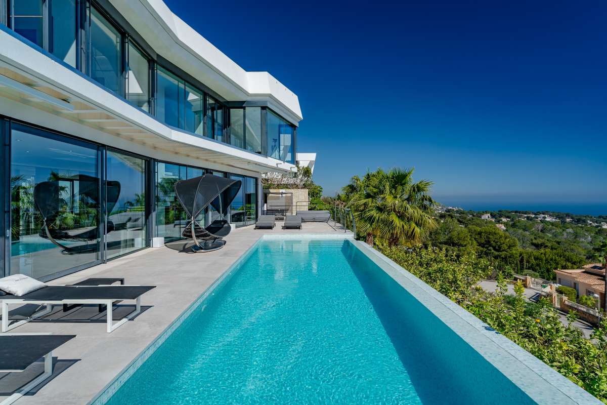 Infinity pool beside a luxury modern villa in Gran Sol, Calpe with panoramic sea views and contemporary architecture.