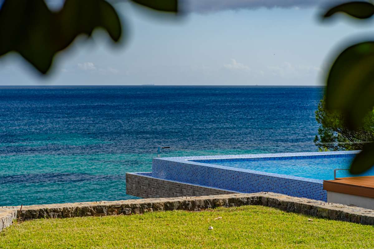 Infinity pool with open Mediterranean sea views at a frontline villa in Les Bassetes, Benissa Coast.