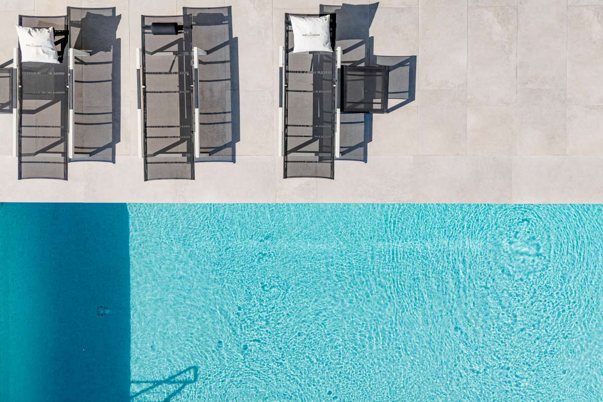 Infinity pool with sun loungers and panoramic sea views at a luxury modern villa in Gran Sol, Calpe.