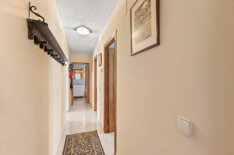 Interior hallway leading to the bedrooms and bathroom inside a single-level villa in Calpe.