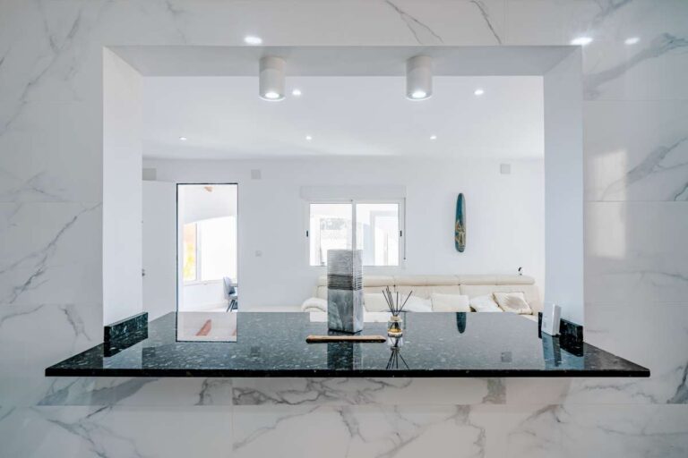 Kitchen breakfast bar with marble-effect finish inside a renovated Mediterranean villa in La Cometa, Calpe.