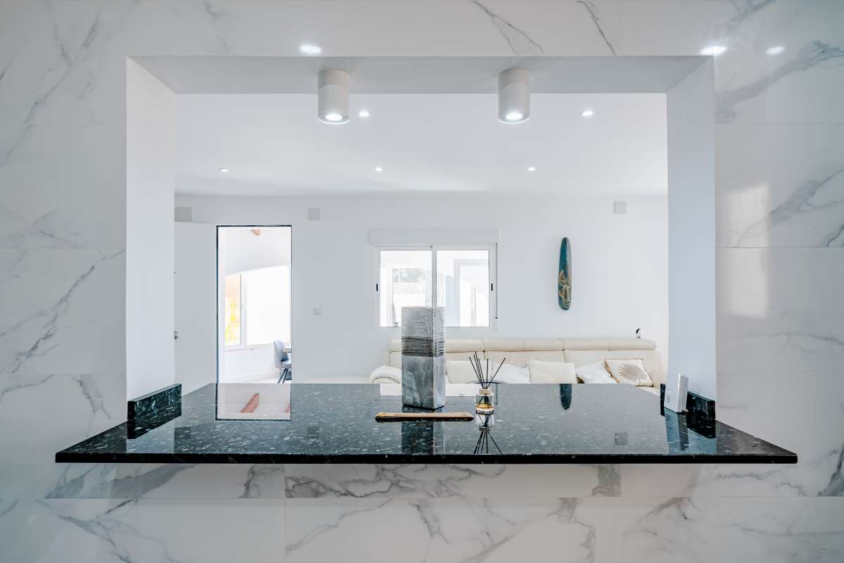 Kitchen breakfast bar with marble-effect finish inside a renovated Mediterranean villa in La Cometa, Calpe.
