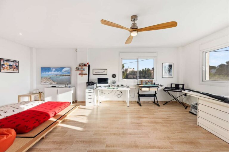 Large adaptable upper floor with natural light, ceiling fan and open space inside a contemporary villa in Calpe.