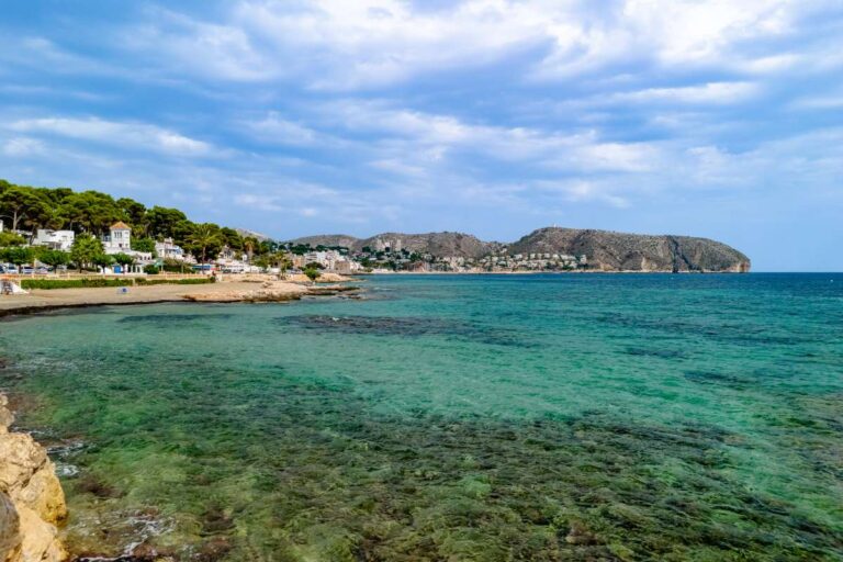 Les Platgetes coastline in Moraira with clear Mediterranean water, rocky shoreline, coastal views and beach area nearby