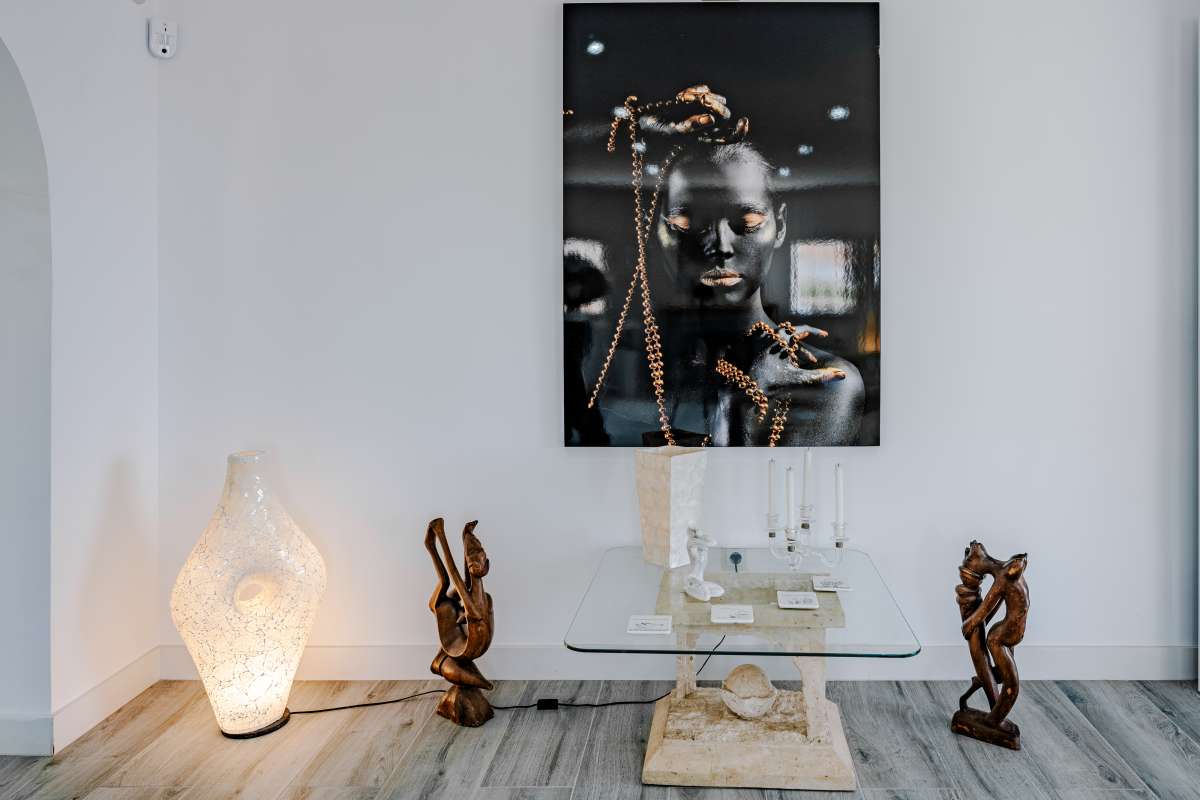 Living room detail with decorative artwork and light-toned interior inside a renovated Mediterranean villa in La Cometa, Calpe.