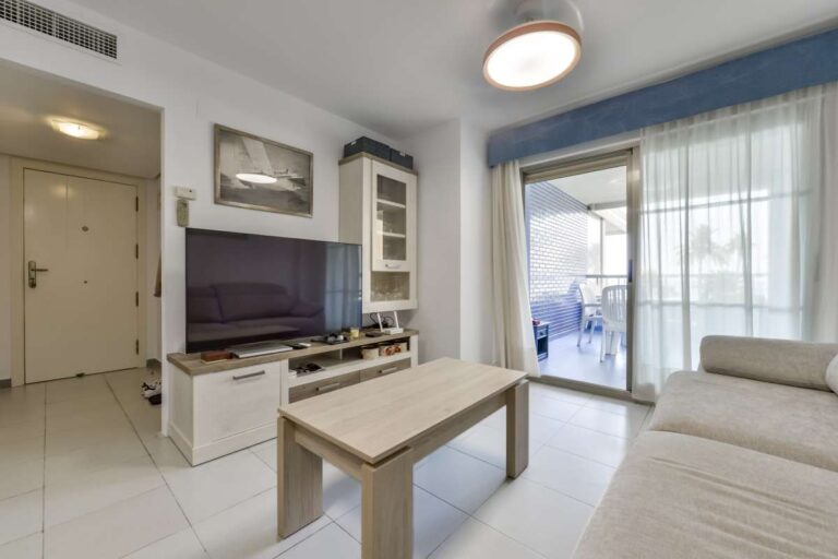 Living room inside a La Fossa beachfront apartment in Calpe with terrace access, TV area and natural light