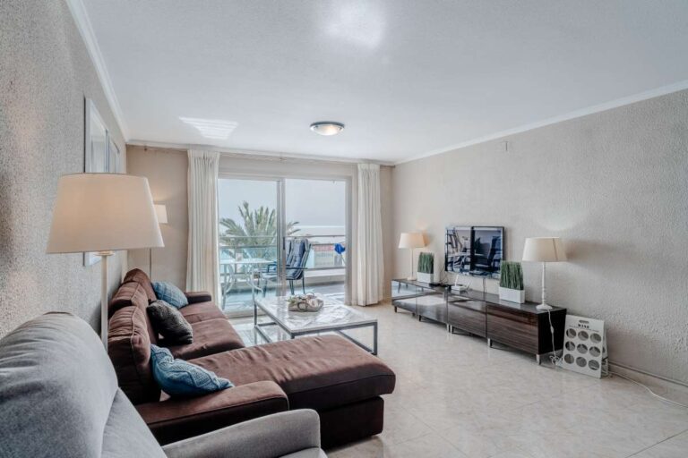 Living room inside a renovated apartment by La Fossa Beach in Calpe with sofa seating, terrace access and bright interior finish