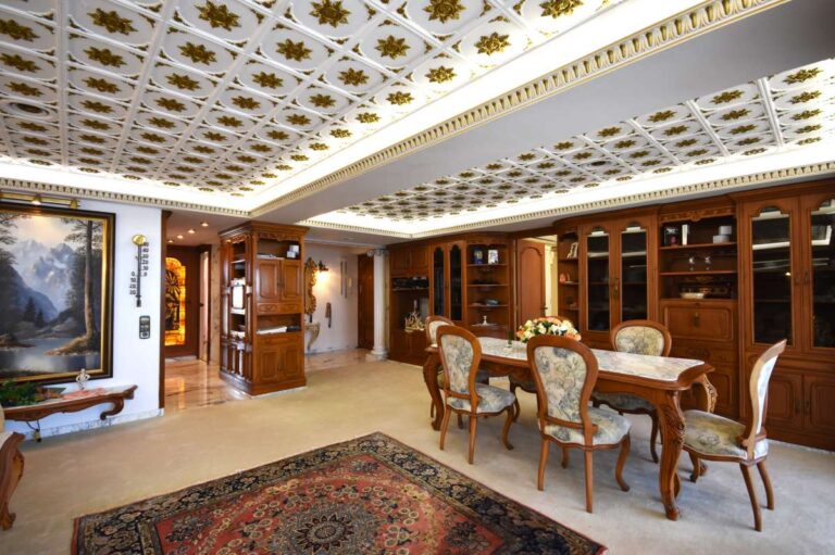 Living room with decorative ceiling, custom-made furniture and quality finishes inside a frontline double penthouse in Calpe.