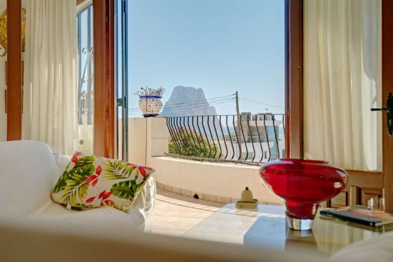 Living room with terrace access and sea views towards the Peñón de Ifach inside a second line Mediterranean villa near Puerto Blanco in Calpe.