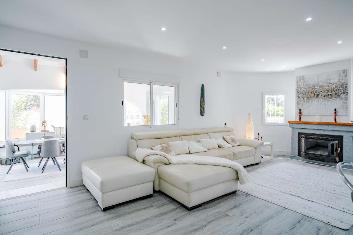 Living room with wood-burning fireplace and light modern interior inside a renovated Mediterranean villa in La Cometa, Calpe.