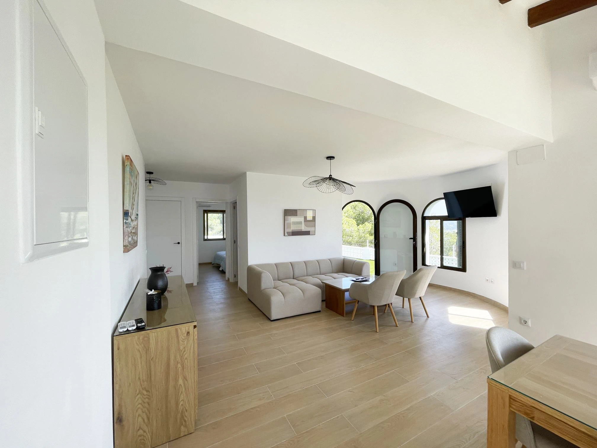 Lounge area with arched windows at Oltamar villa in Calpe