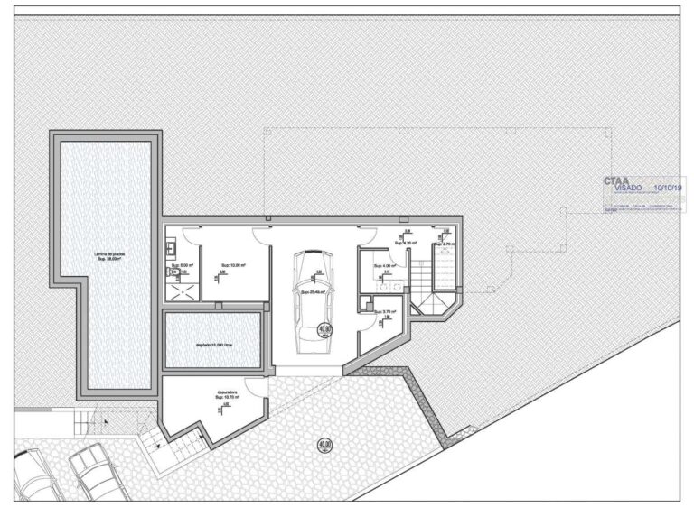 Grundriss des Untergeschosses einer neu gebauten Luxusvilla in der Nähe des Yachthafens Puerto Blanco in Calpe mit Garage, Zugangsbereichen, Badezimmern und Raumaufteilung.