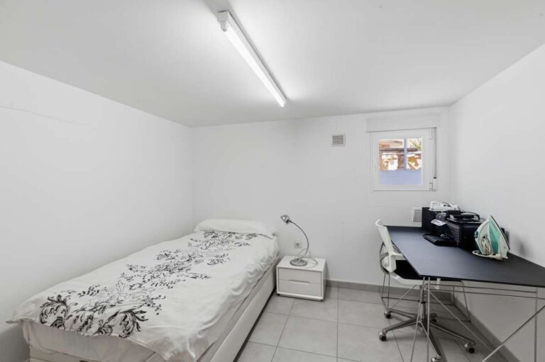 Lower-level bedroom with natural light inside a villa in Calpe.