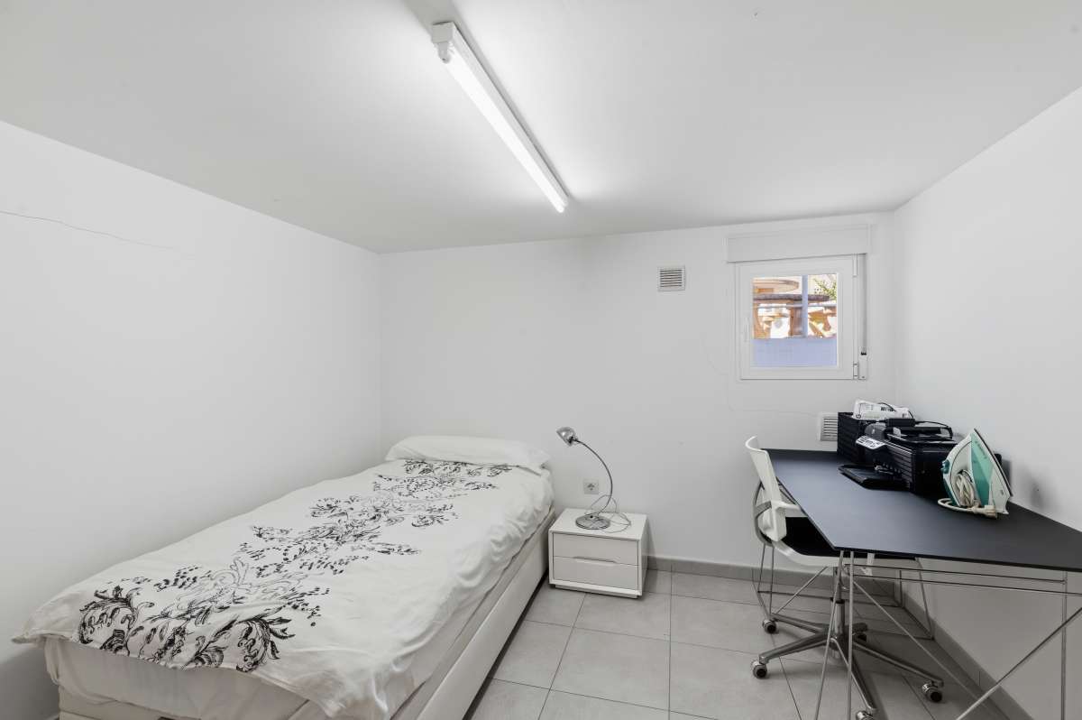 Lower-level bedroom with natural light inside a villa in Calpe.