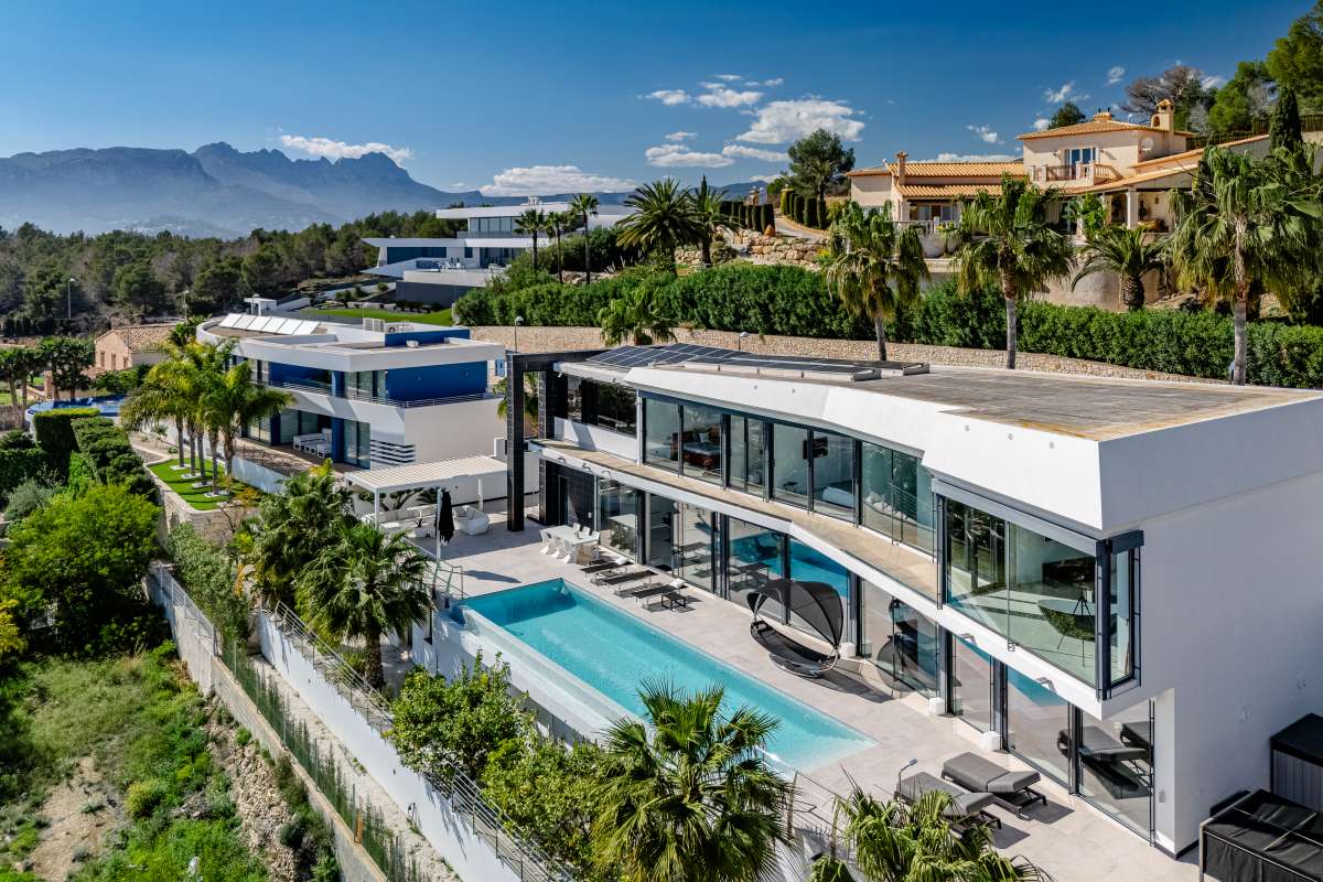 Luxurious modern villa in Gran Sol, Calpe with infinity pool, sea views and contemporary architecture.